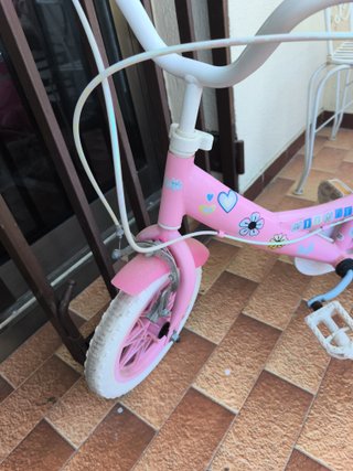 Bicicleta infantil rosa con ruedines