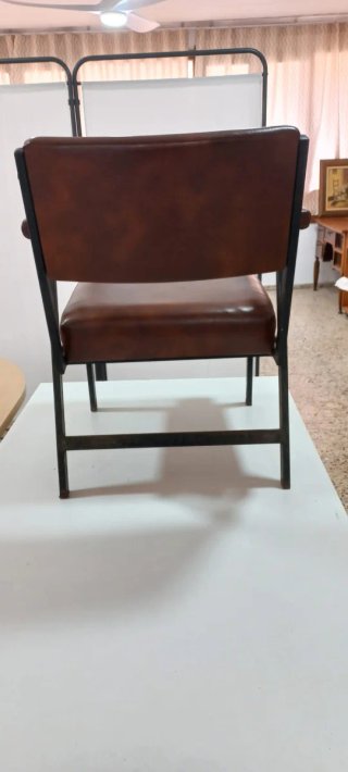 Poltrona in stile industriale in ecopelle e metallo