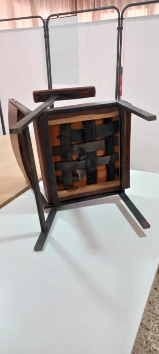 Poltrona in stile industriale in ecopelle e metallo