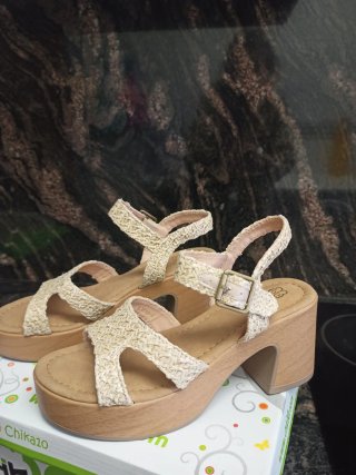 Sandalias cuña beige