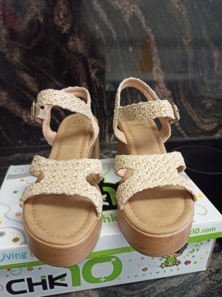 Sandalias cuña beige