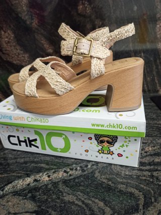 Sandalias cuña beige