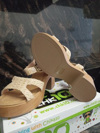 Sandalias cuña beige