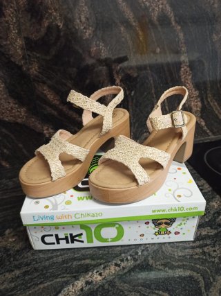 Sandalias cuña beige