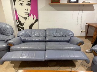 Sofá de cuero gris reclinable