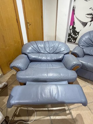 Sofá de cuero gris reclinable
