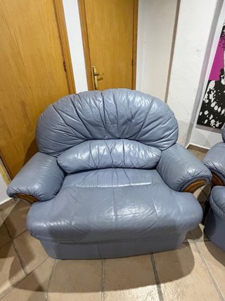 Sofá de cuero gris reclinable