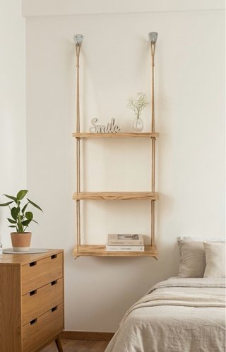 Estantería de madera con cuerdas