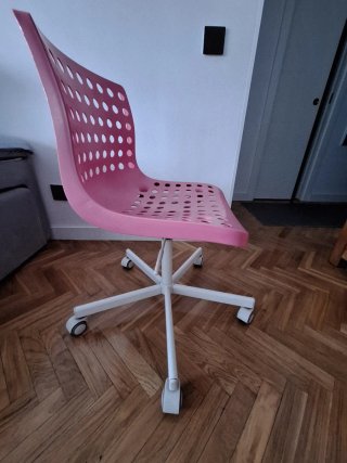 Silla de escritorio rosa y blanca, con regulación.