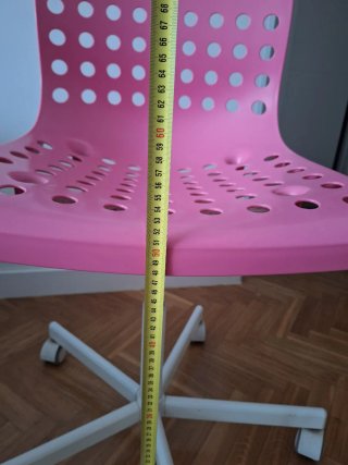 Silla de escritorio rosa y blanca, con regulación.