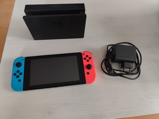 Nintendo Switch + funda azul y roja