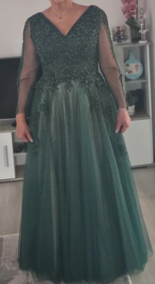 Vestido largo verde con pedrería