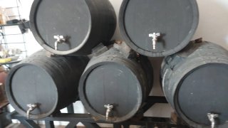 5 Toneles de Vinos.