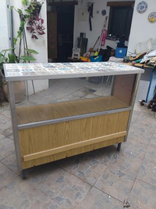 Mostrador con baldas y tapa de azulejos