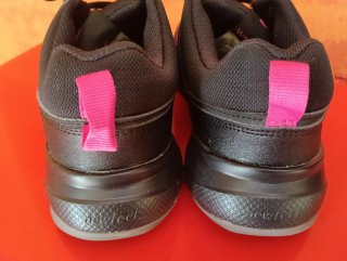 Scarpe sportive nere e rosa