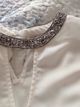 Blusa blanca con pedrería