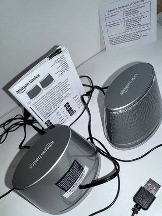 Altavoces Amazon Basics USB Plata
