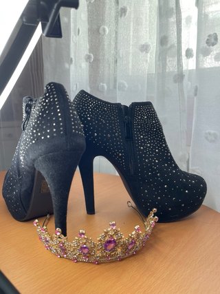 Zapatillas tacón negras con tiara