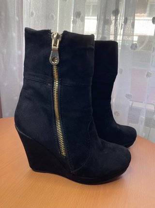 Zapatillas tacón negras con tiara