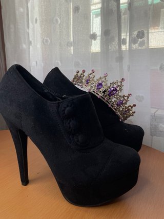 Zapatillas tacón negras con tiara