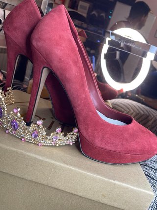 Zapatillas tacón negras con tiara