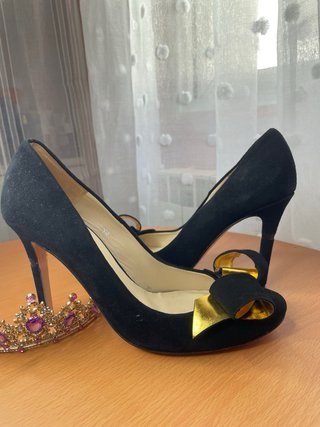Zapatillas tacón negras con tiara
