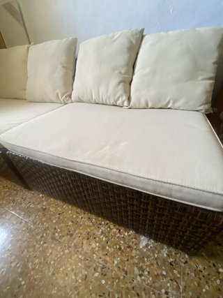 Sofás de terraza ratán con cojines.