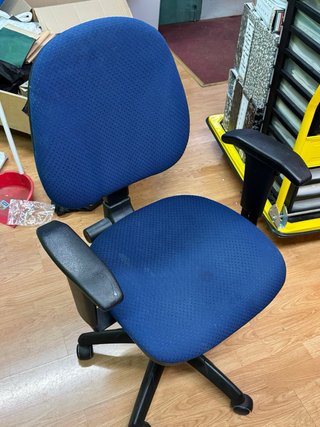 2 mesas de oficina con ala, cajonera y sillas