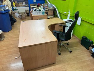 2 mesas de oficina con ala, cajonera y sillas