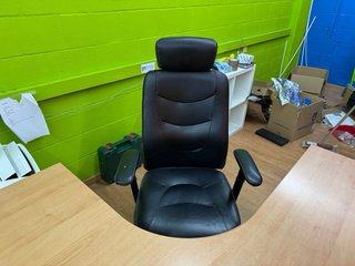 2 mesas de oficina con ala, cajonera y sillas