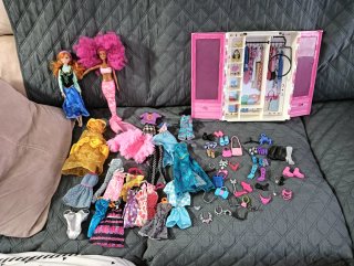 Armario Barbie con ropa y accesorios