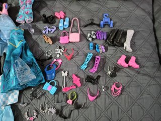 Armario Barbie con ropa y accesorios