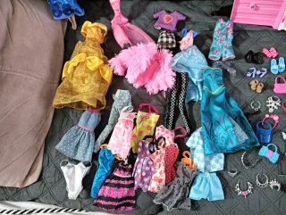 Armario Barbie con ropa y accesorios