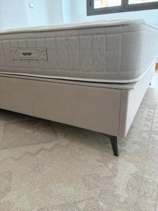 Se vende cama de 150x200 cm con base tapizada