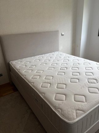 Se vende cama de 150x200 cm con base tapizada