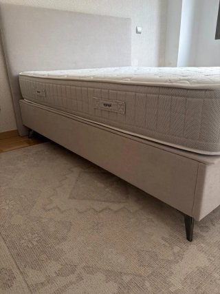 Se vende cama de 150x200 cm con base tapizada