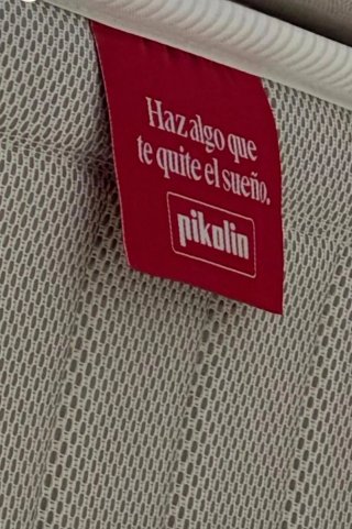 Se vende cama de 150x200 cm con base tapizada