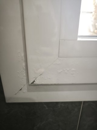 Ventana de palillería con reja de hierro