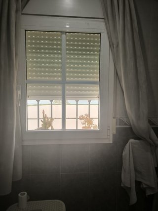 Ventana de palillería con reja de hierro