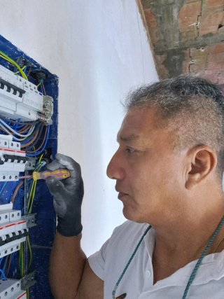 Reparaciones carpintería de madera ,alicatados etc
