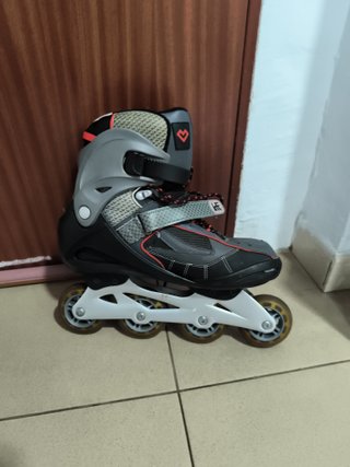 Patines en línea grises y negros marca Krf Amador