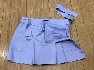 Minifalda lila plisada con cinturón