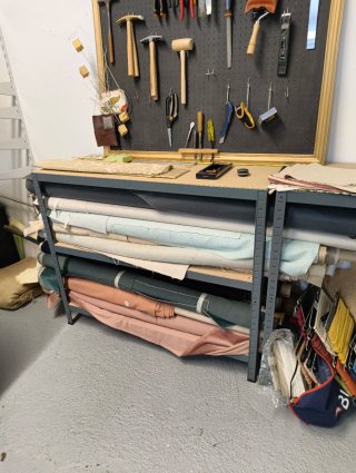 Dos estanterías de metal y madera