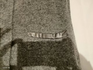 Abrigo gris con detalles de cuero