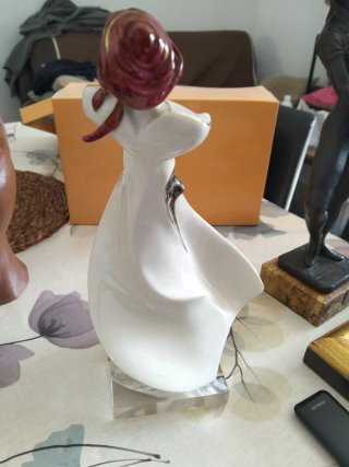 Escultura porcelana mujer dorada y blanca