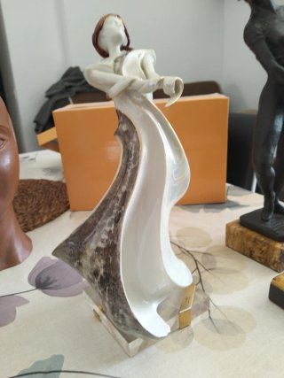 Escultura porcelana mujer dorada y blanca