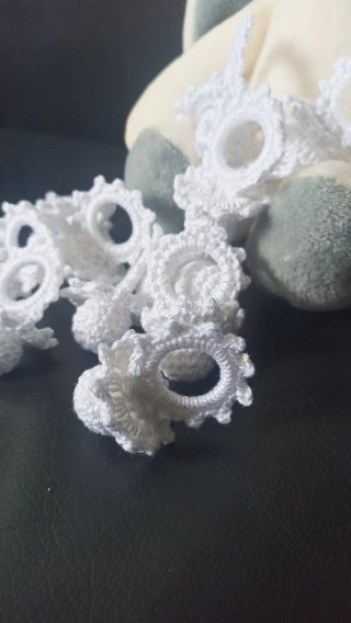 Chupetes de crochet blancos para regalo