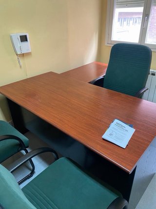 Sillón y dos sillas de oficina