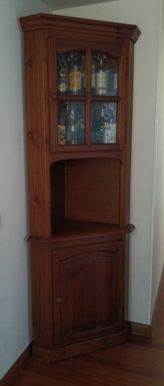 Mueble rinconera de madera y cristal