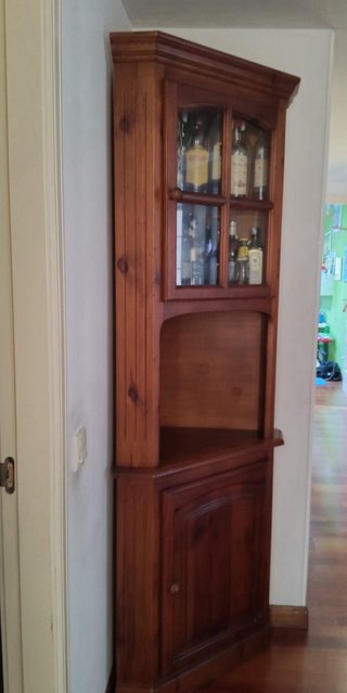 Mueble rinconera de madera y cristal